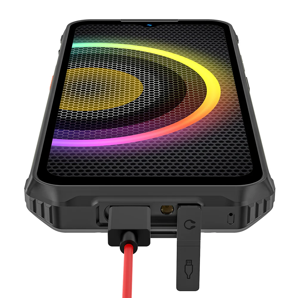 Robusztus okostelefon piros töltőkábellel, USB-C porthoz csatlakoztatva.