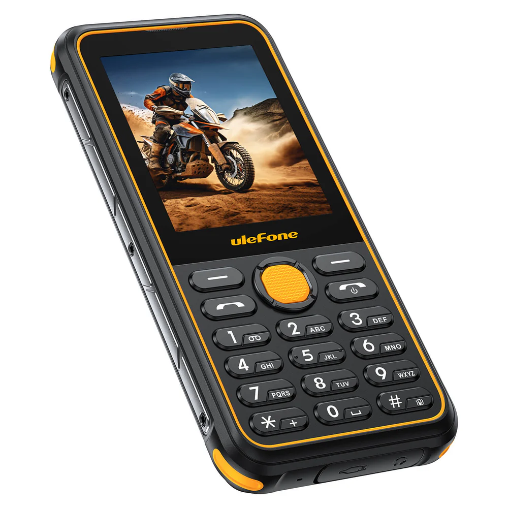 Erős telefon motokrossz versenyzőt mutat be akcióban, poros terepen.
