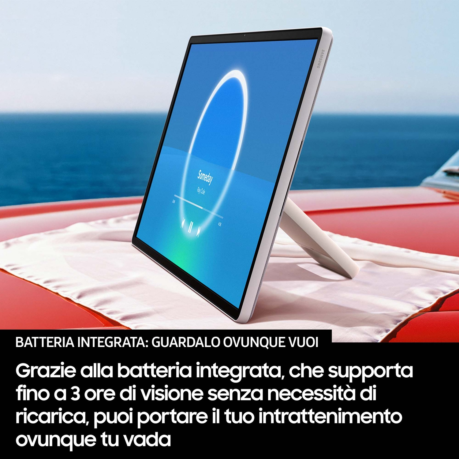 Un tablet visualizza la riproduzione musicale su un tavolo vicino al mare.