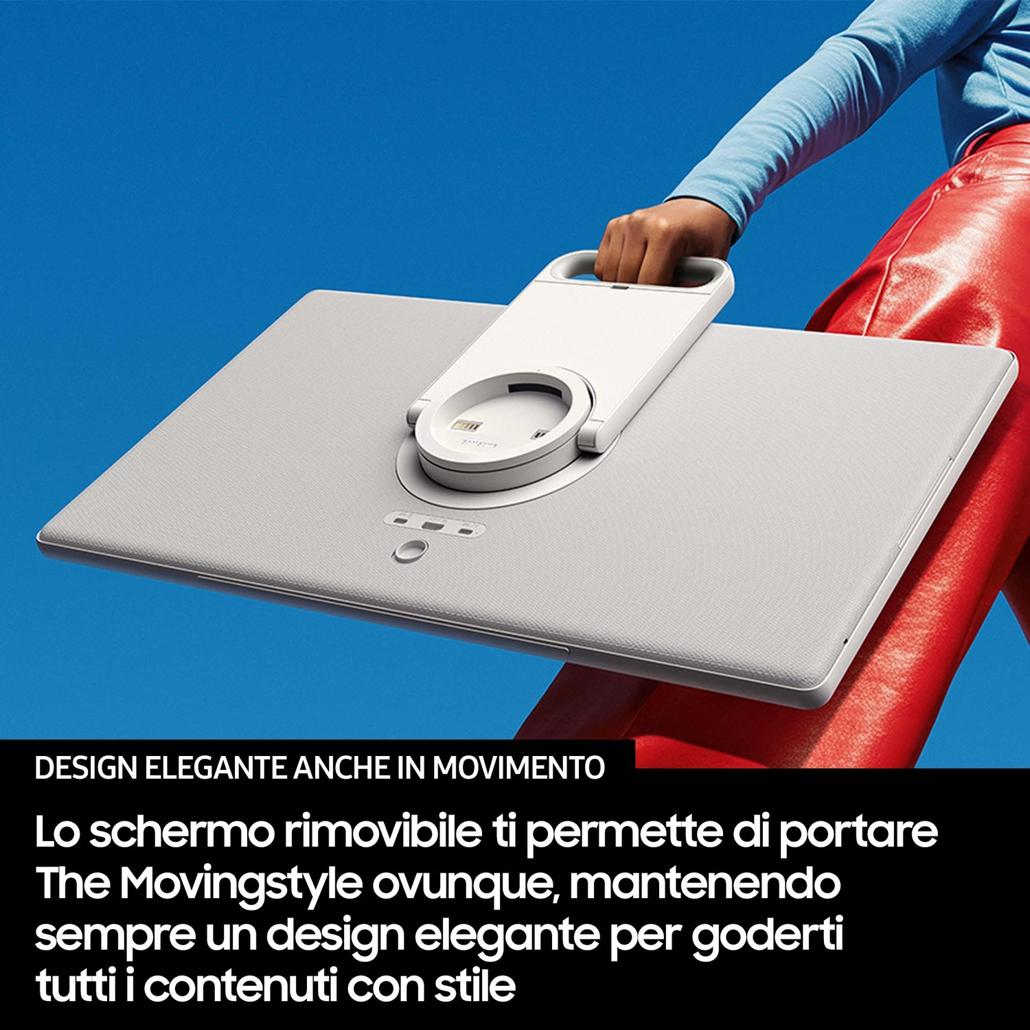 Persona in pantaloni di pelle rossa porta schermo bianco con manico su sfondo blu.