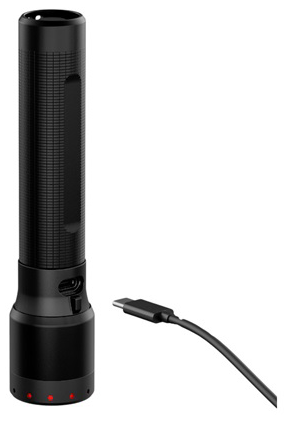 Fekete zseblámpa, mellette USB-C töltőkábellel.