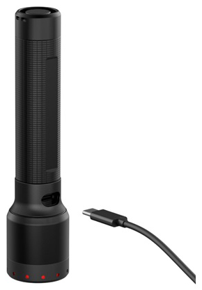 Fekete zseblámpa USB-C töltőkábellel mellette.