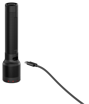 Fekete zseblámpa USB-C kábellel és piros töltésjelzőkkel.