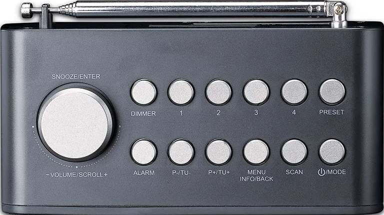 Une radio noire avec cadran, boutons et antenne extensible.