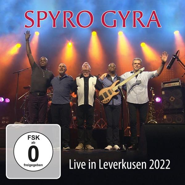 Fünf Musiker auf einer Bühne, beschriftet mit SPYRO GYRA. Live in Leverkusen 2022.