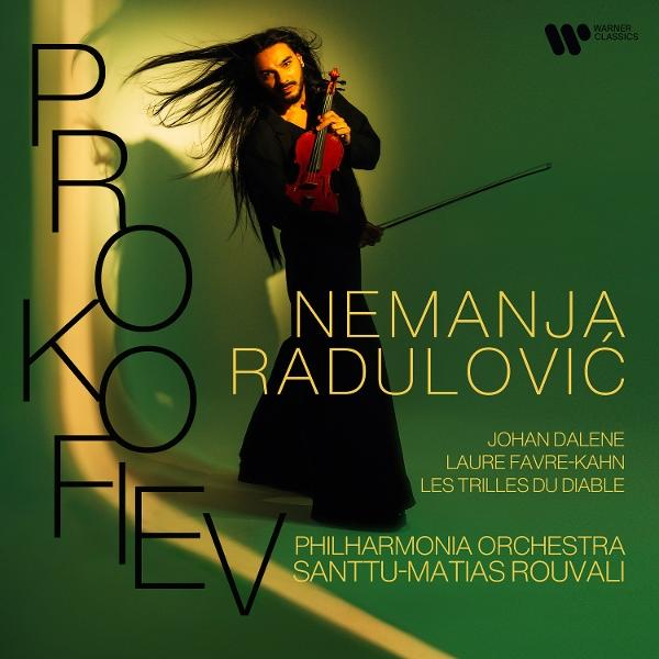 Mann mit langen Haaren hält Geige, "Prokofiev" Schriftzug, Warner Classics Logo.