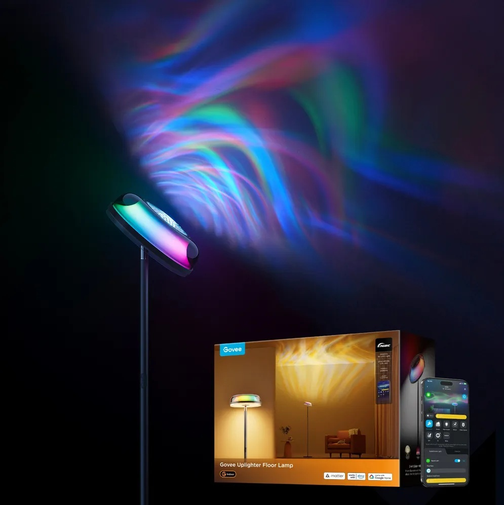 Nowoczesny projektor lampy podłogowej rzuca kolorowe światła na ścianę. W pobliżu znajduje się pudełko produktu i smartfon.