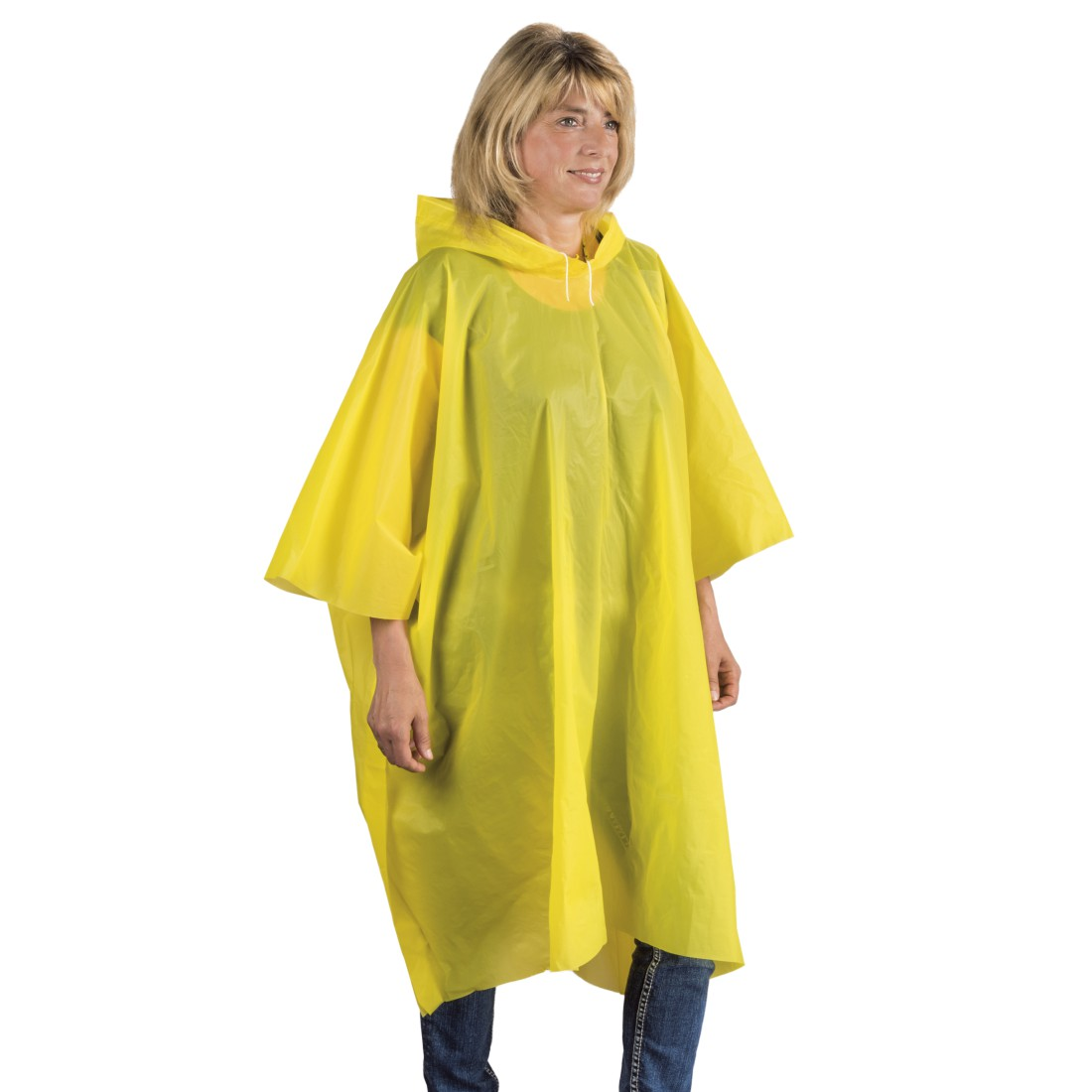 Eine Frau in einem gelben Poncho mit Kapuze steht vor einem weißen Hintergrund.