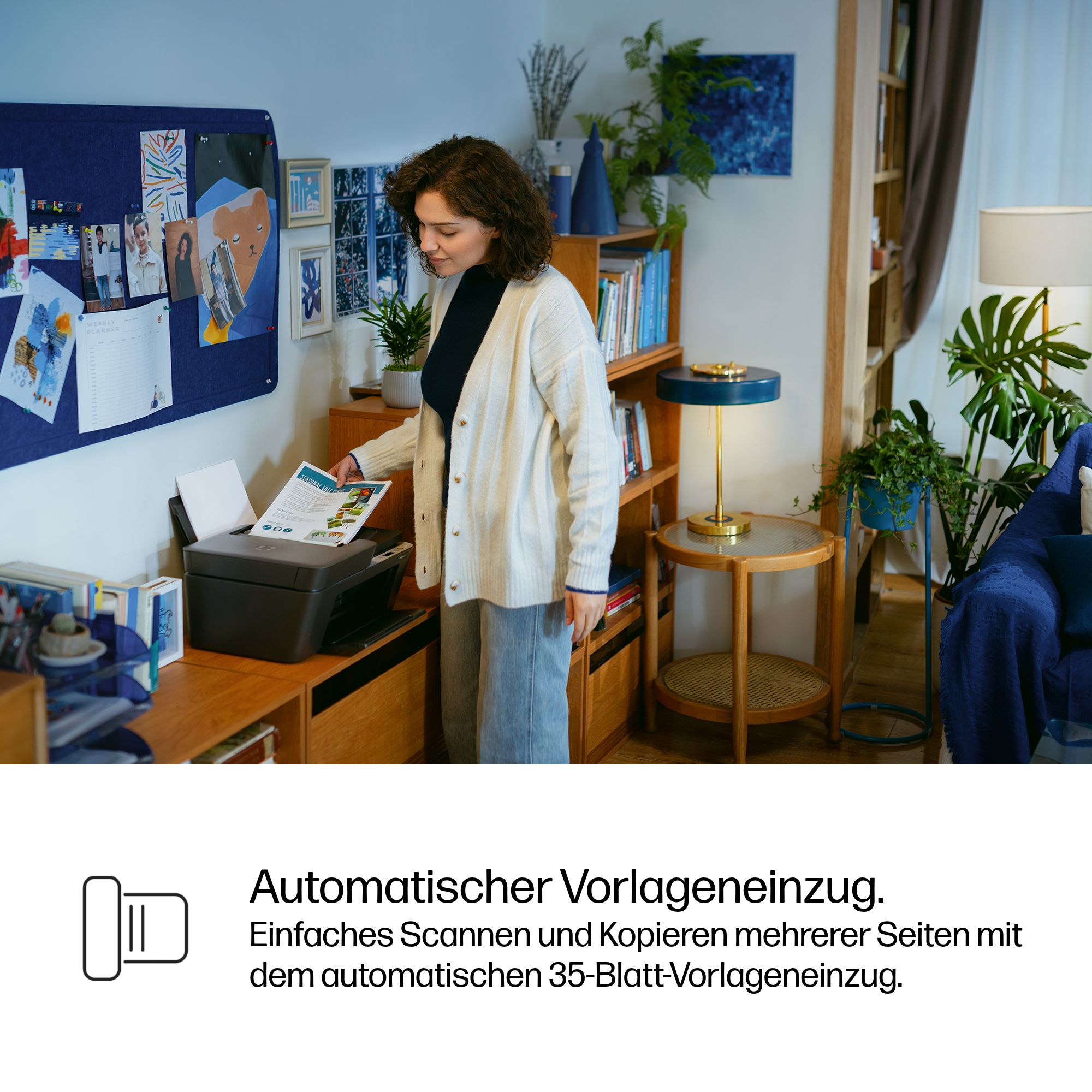 Eine Frau bedient einen Drucker in einem Wohnzimmer mit Pflanzen und Büchern.