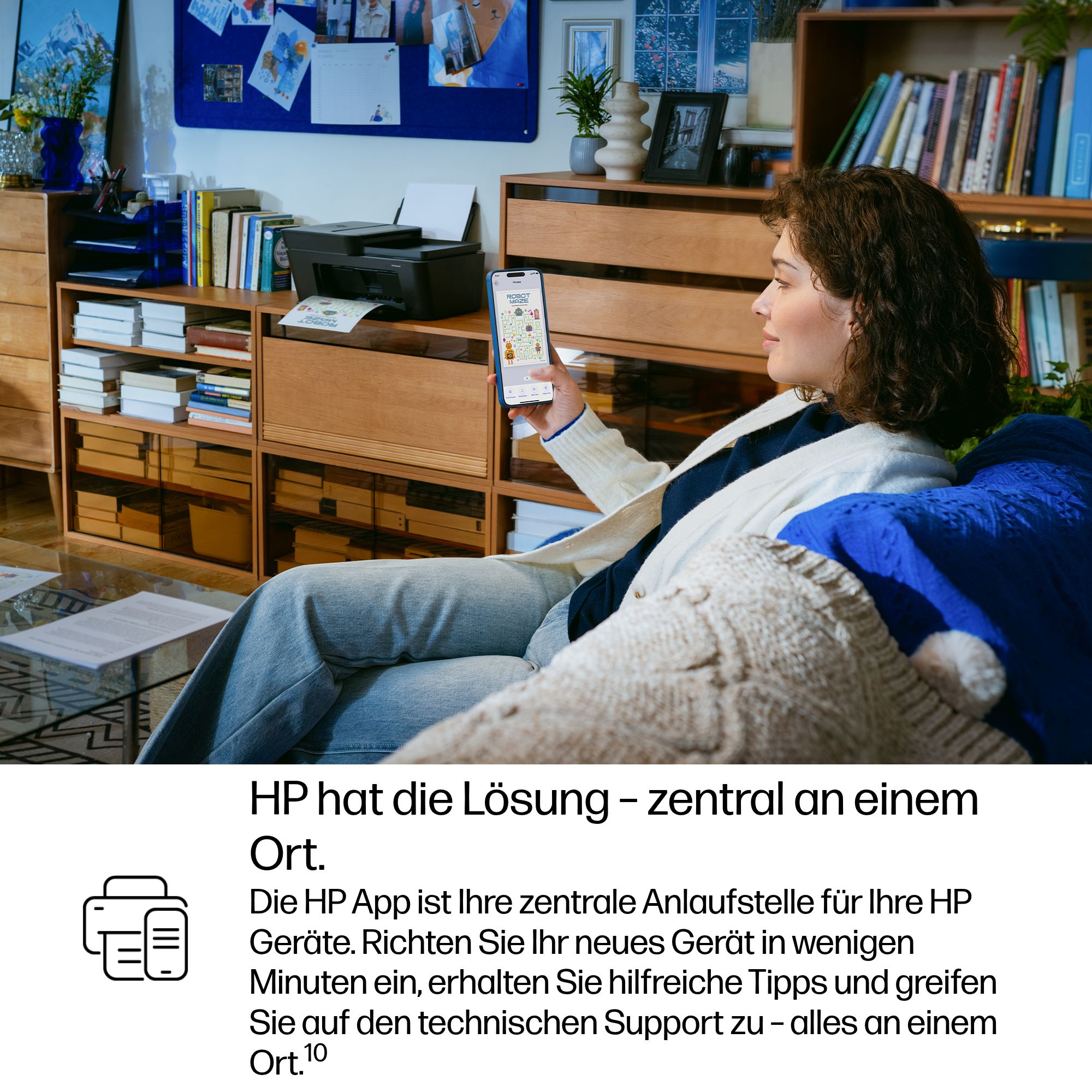 Eine Frau hält ein Smartphone mit der HP App. Ein Drucker steht auf einem Regal.