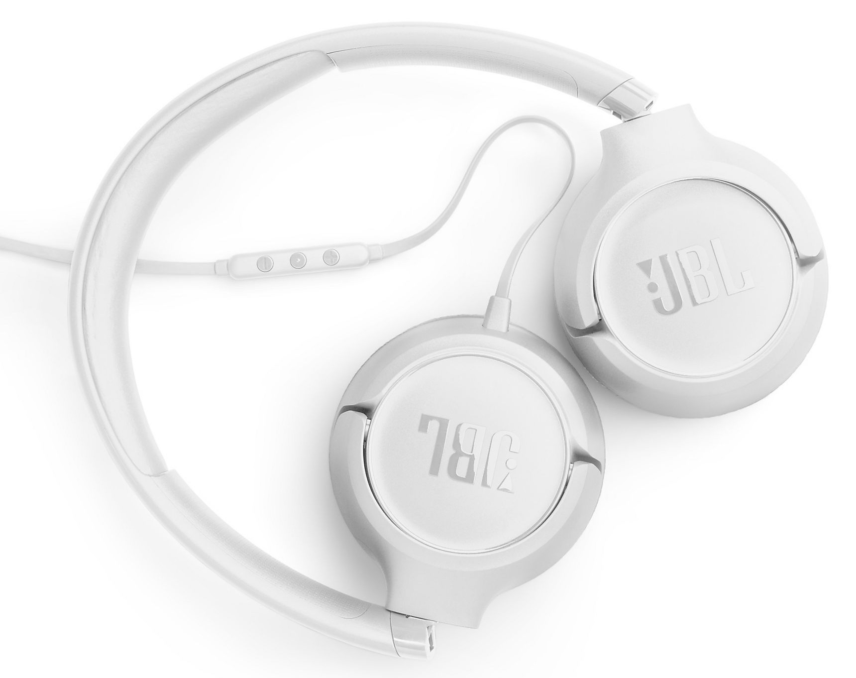 Białe słuchawki JBL z kablem i wbudowanym pilotem na białym tle.