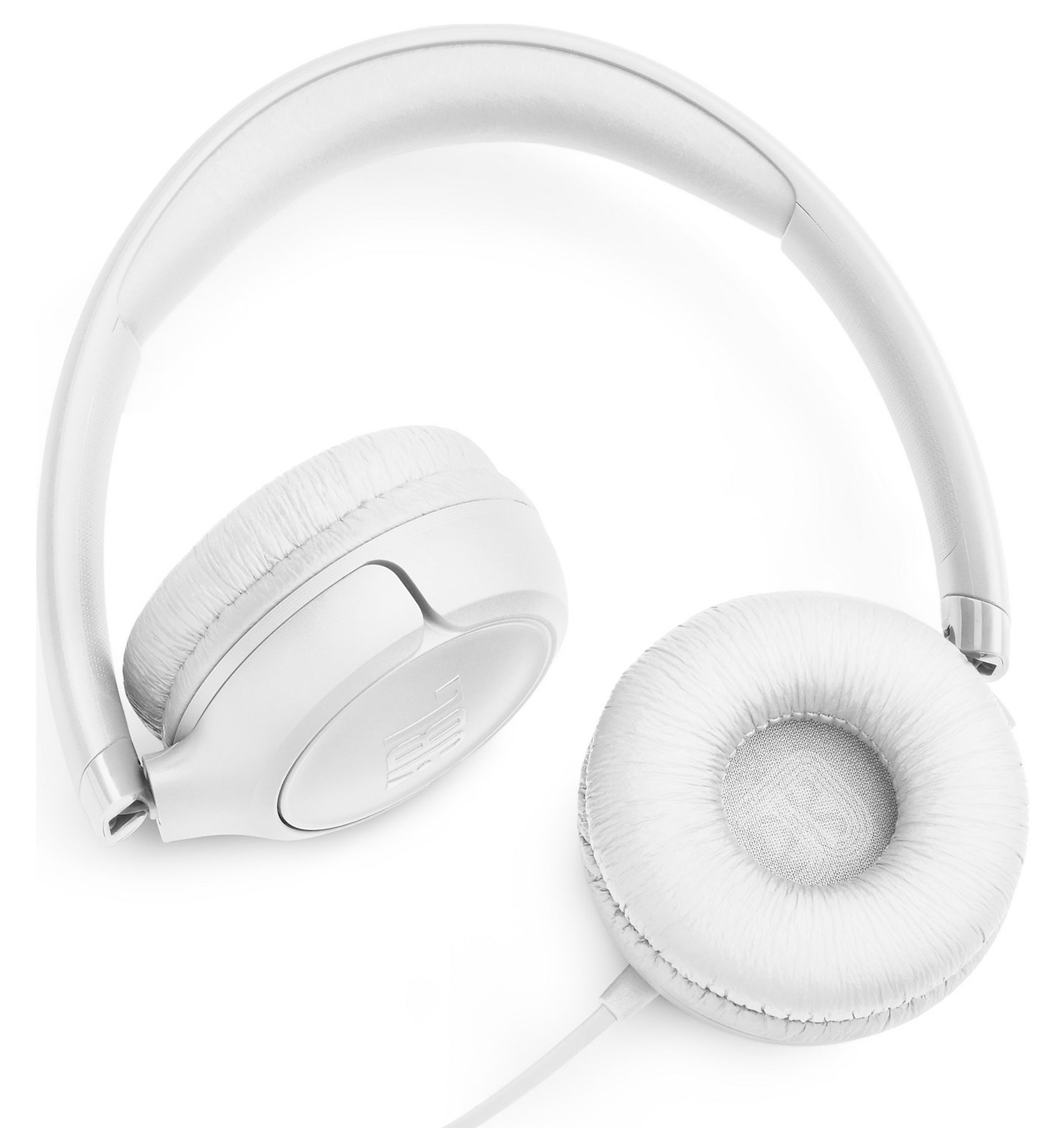 Białe słuchawki z wyściełanymi nausznikami i kablem, na białym tle.