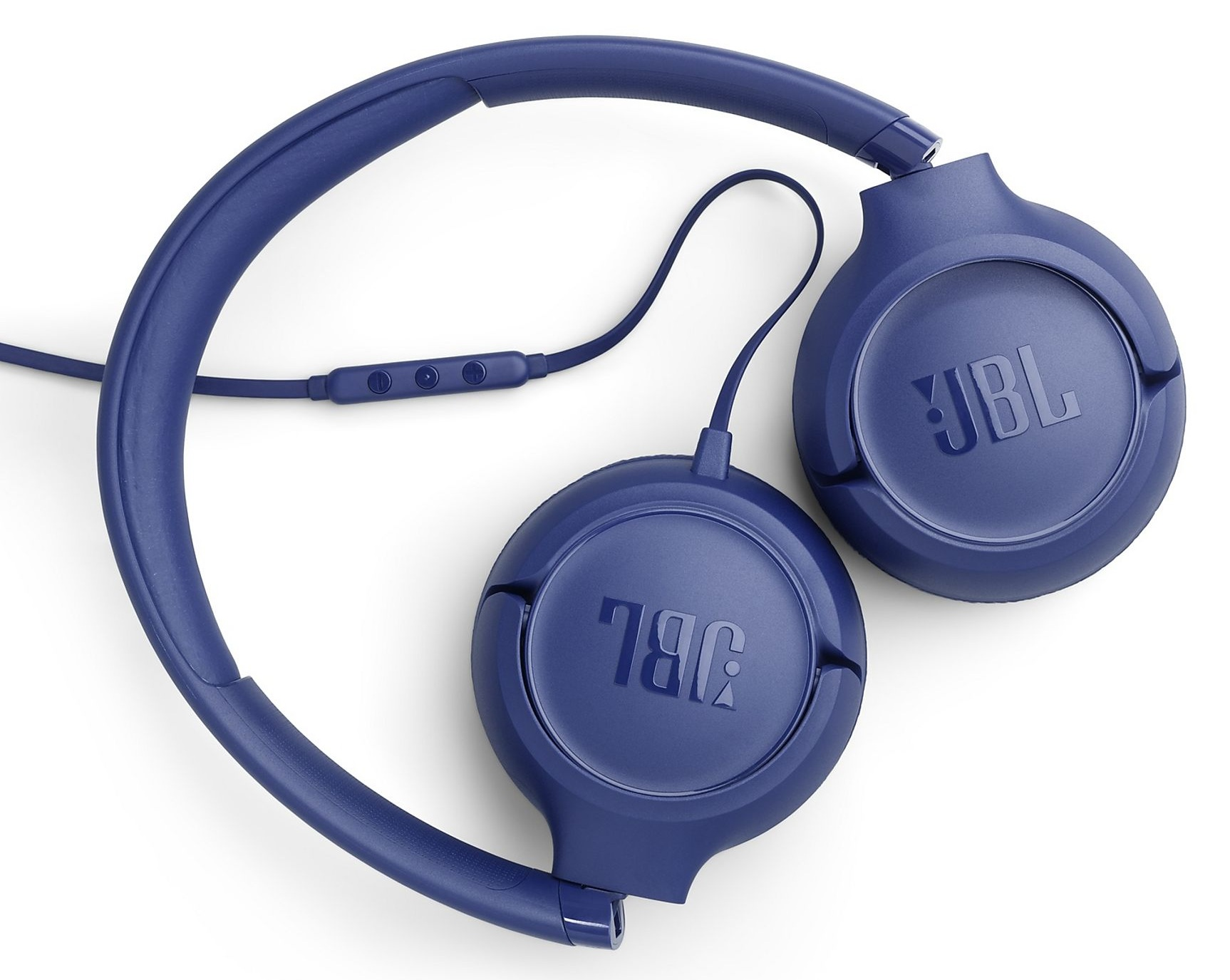 Ciemnoniebieskie słuchawki JBL z kablem i pilotem na przewodzie na białym tle.