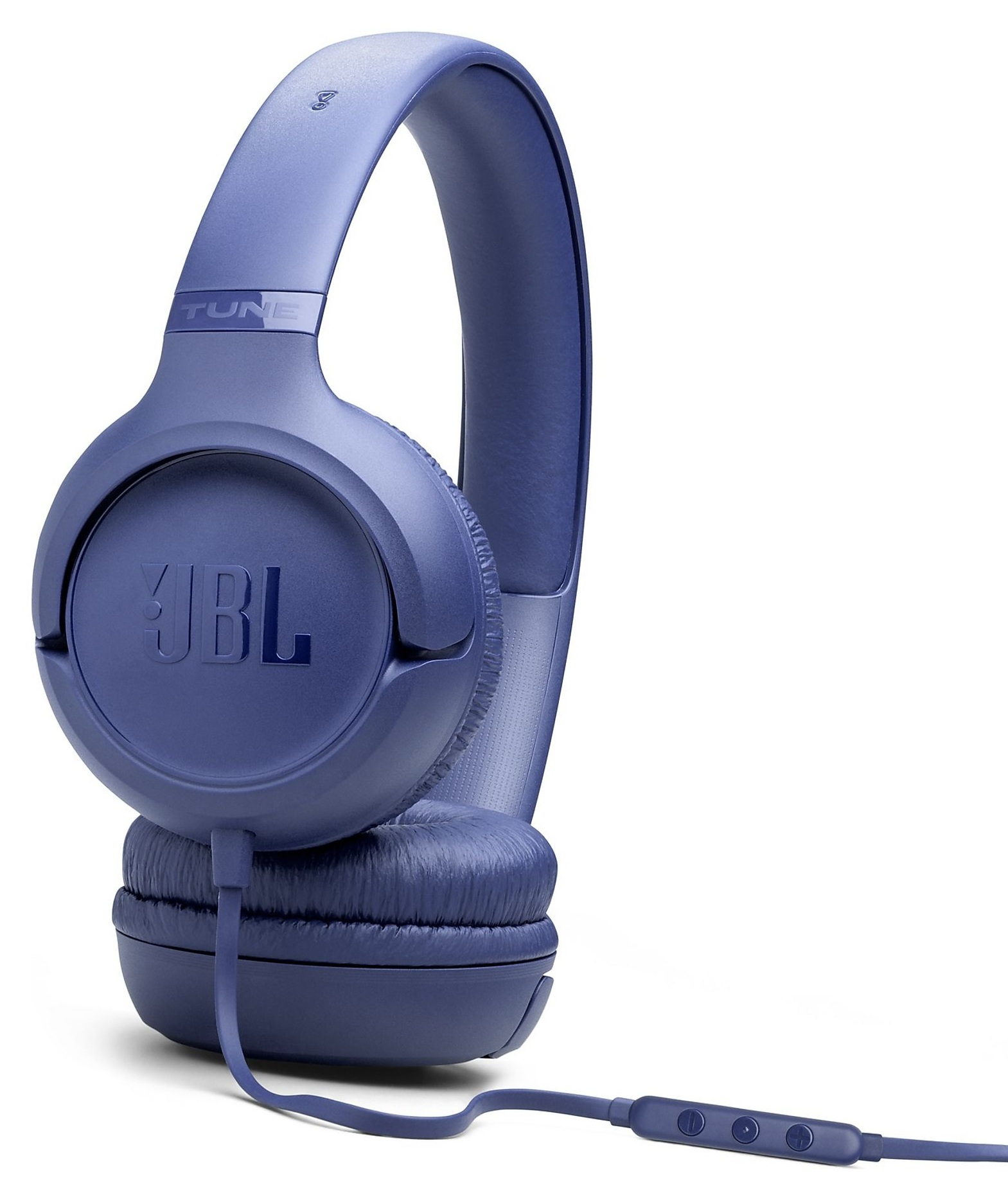 Niebieskie słuchawki JBL z kablem i pilotem na białym tle.