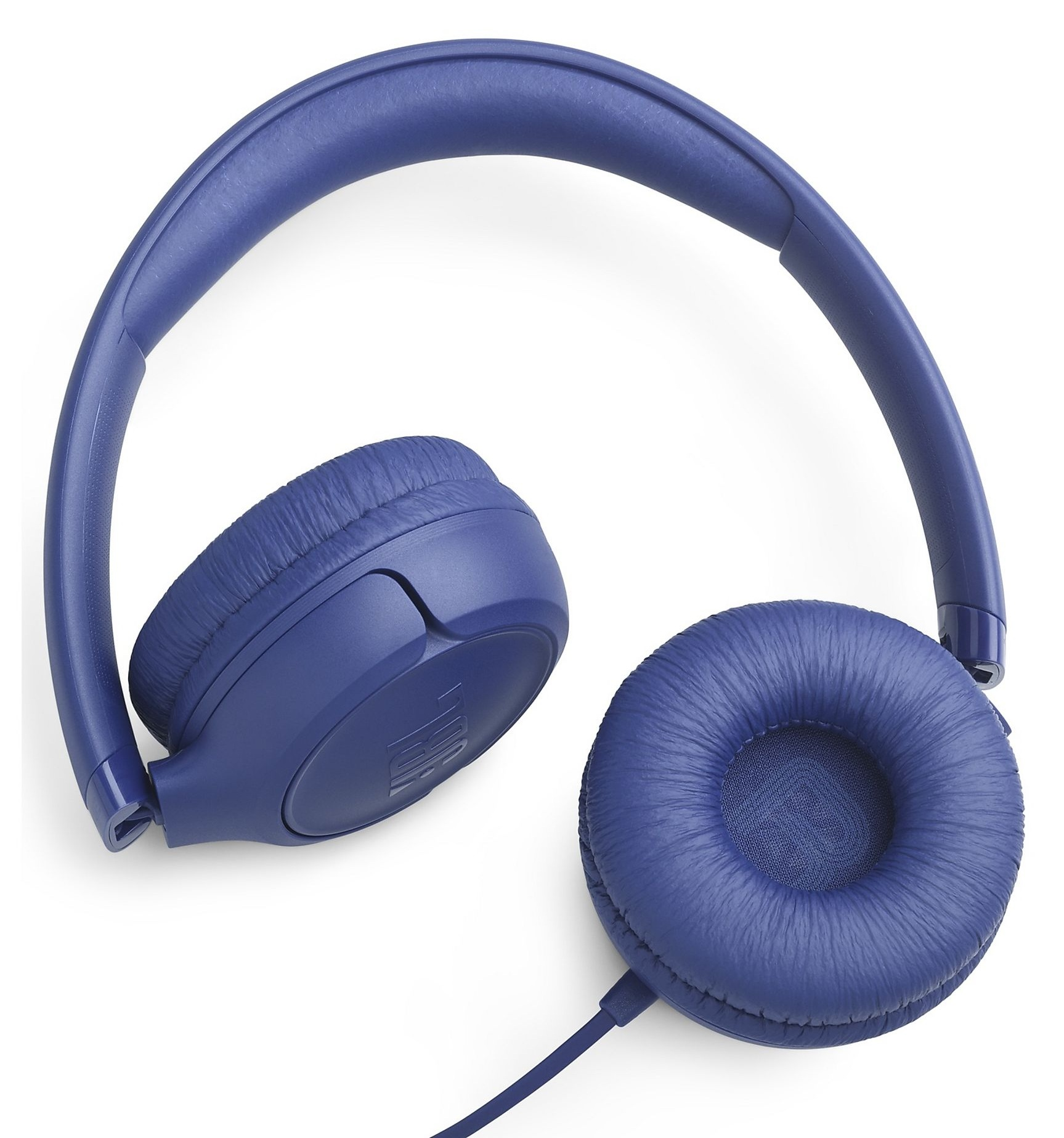 Niebieskie słuchawki z wyściełanymi nausznikami i pałąkiem na białym tle.