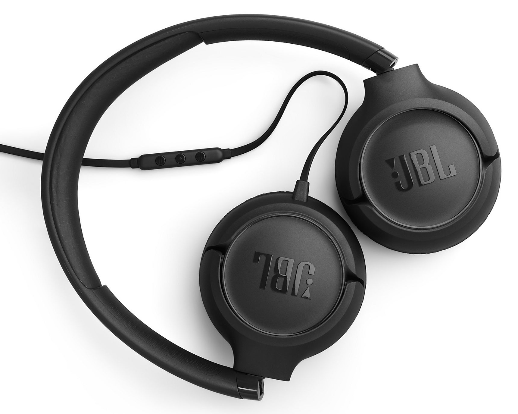 Czarne słuchawki JBL z kablem i pilotem in-line na białym tle.