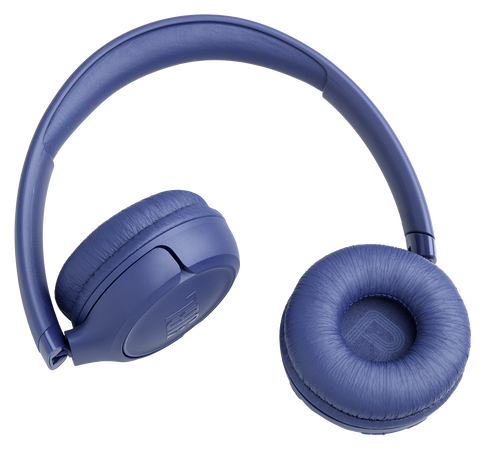 Para złożonych niebieskich słuchawek JBL z pluszowymi nausznikami i wyściełanym pałąkiem.