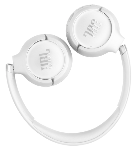 Białe słuchawki JBL z srebrnym logo, leżące na czarnym tle.