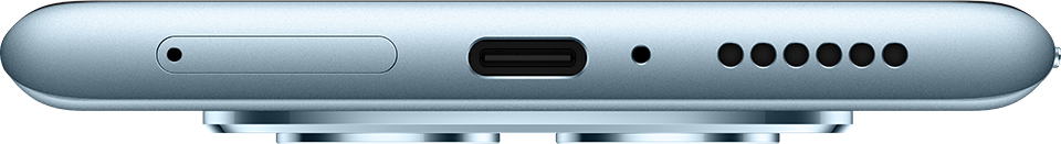Világoskék okostelefon alsó része USB-C porttal és hangszórólyukakkal.