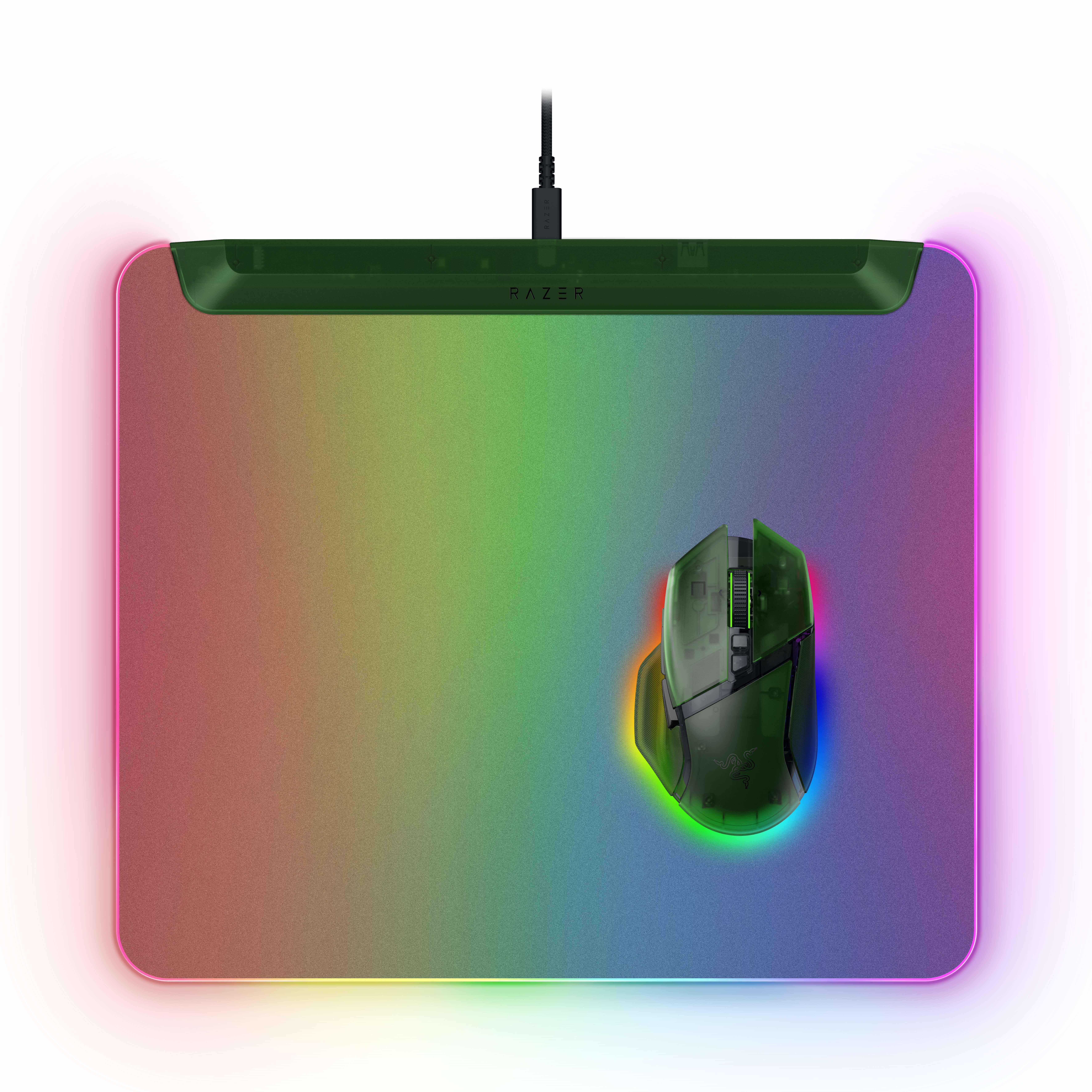 Yeşil bir oyuncu faresi, RGB aydınlatmalı dikdörtgen bir mousepad üzerinde duruyor.