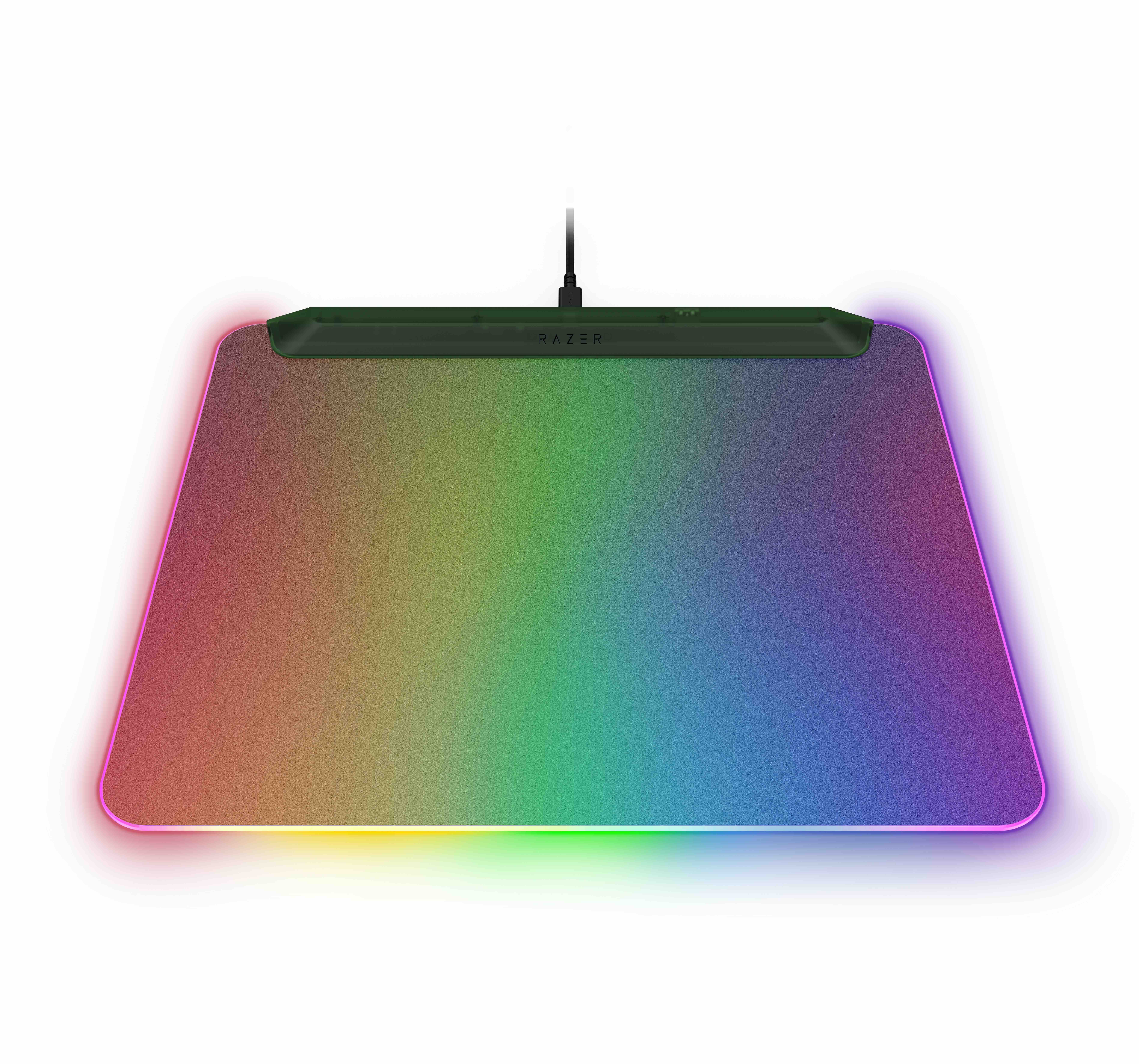 Gökkuşağı renkli RGB aydınlatmalı bir Razer oyuncu mouse pad'i.