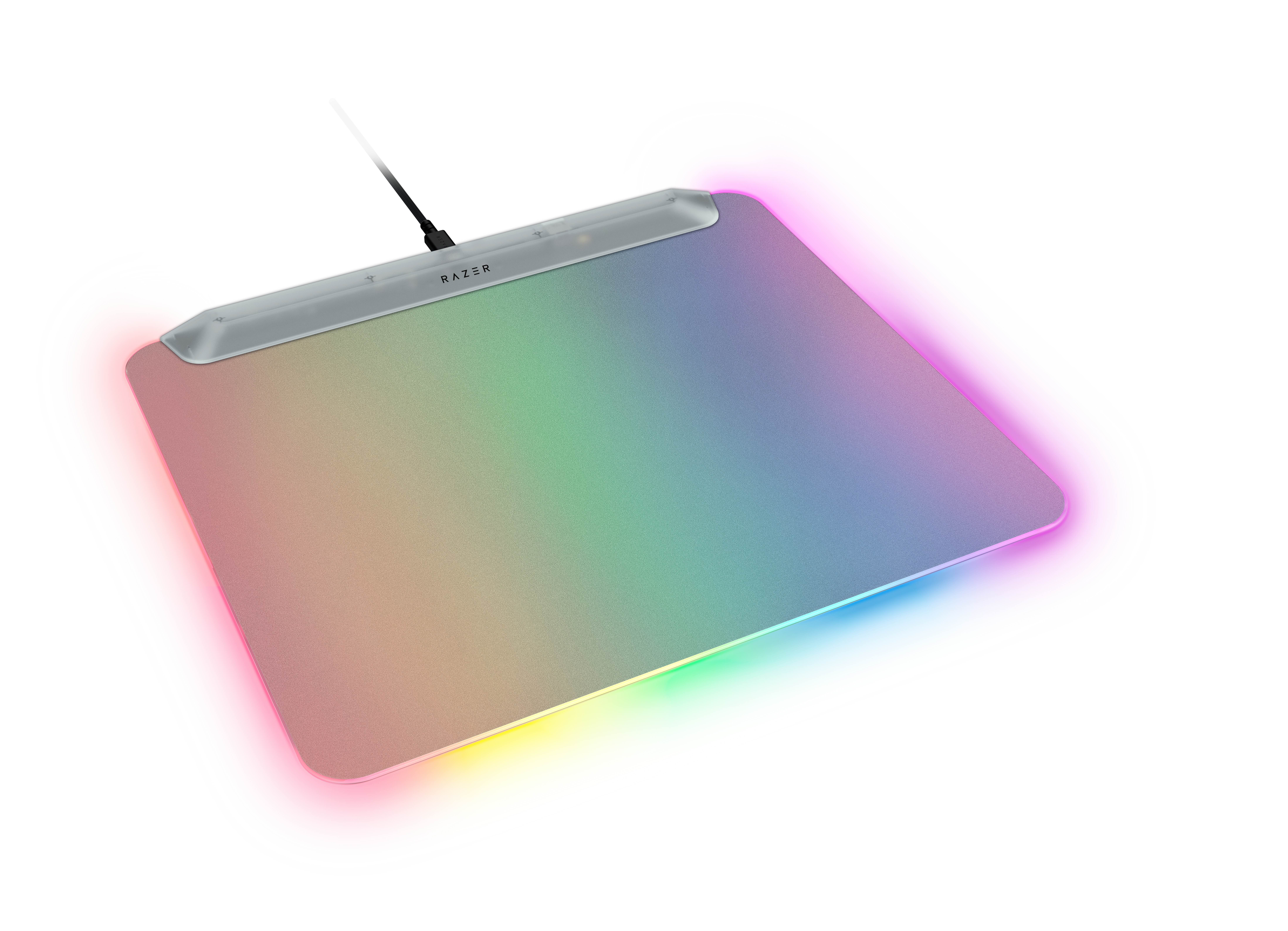Gökkuşağı RGB aydınlatmalı dikdörtgen bir Razer mouse pad.