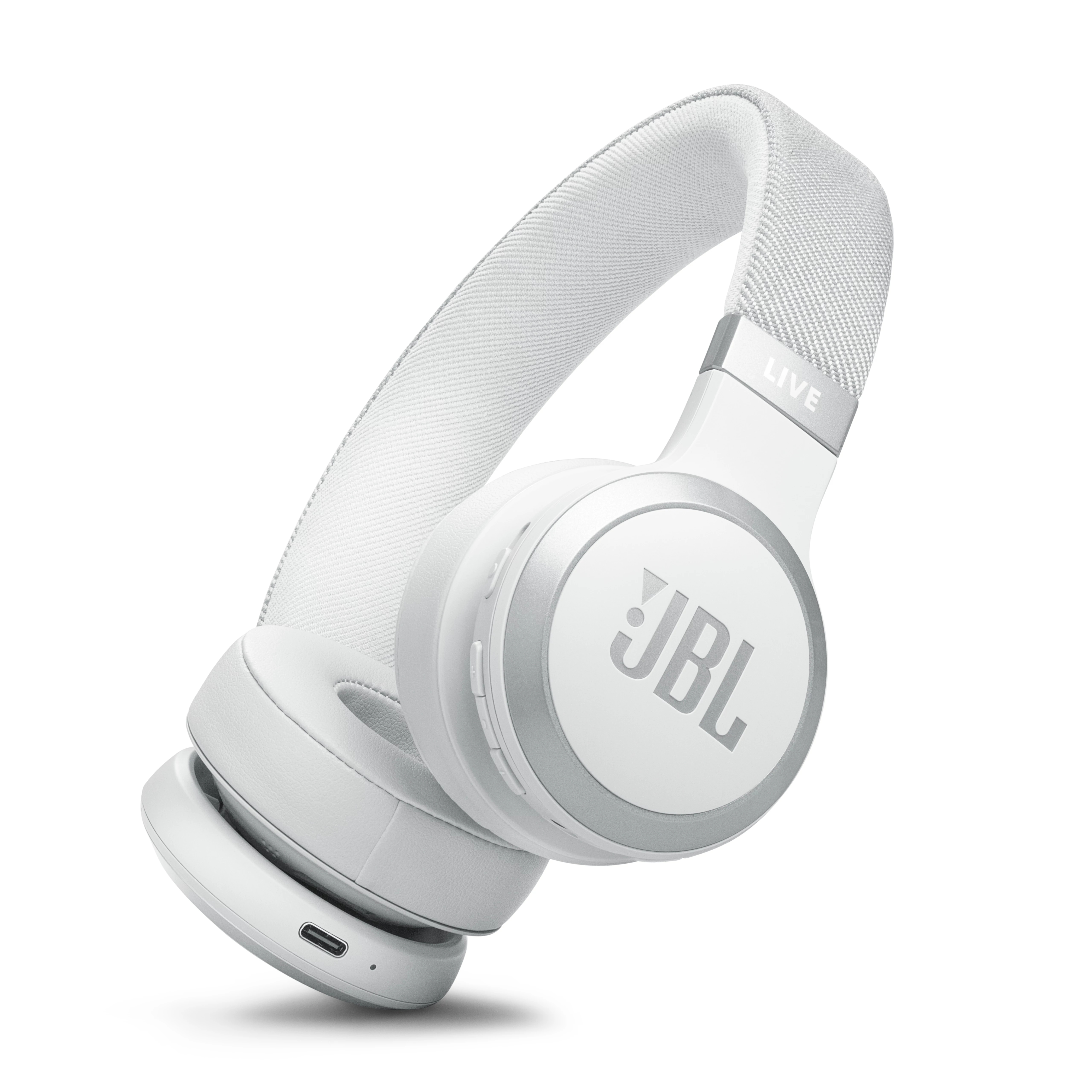 Gümüş vurgulara ve kumaş kafa bandına sahip beyaz JBL kulaklık.