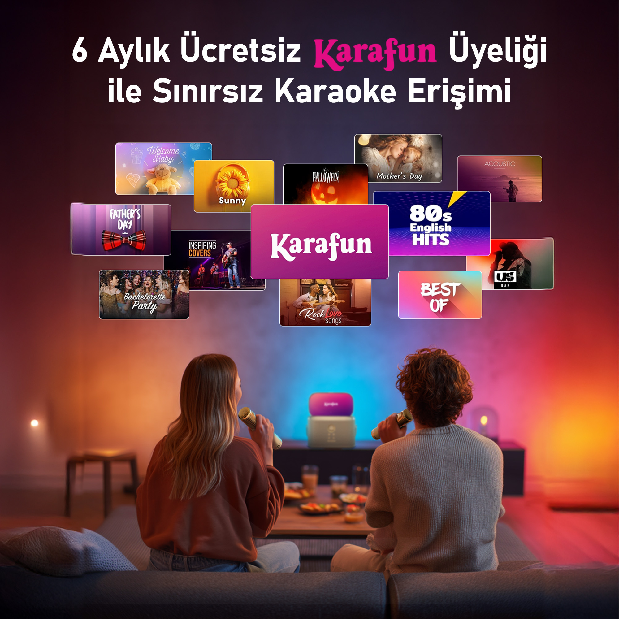 İki kişi, müzik kategorilerini gösteren bir ekran önünde mikrofonlarla karaoke yapıyor.