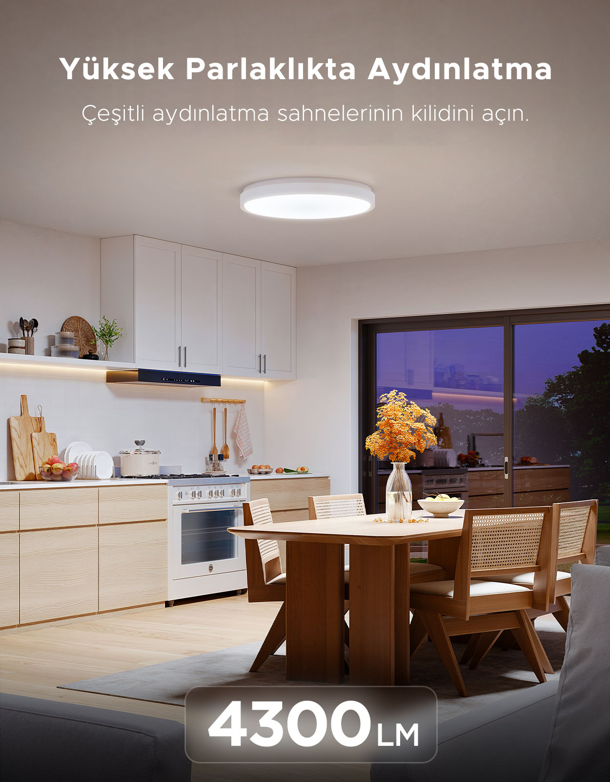 Aydınlık mutfak yemek alanı, ahşap öğeler ve sandalyeli yemek masası.