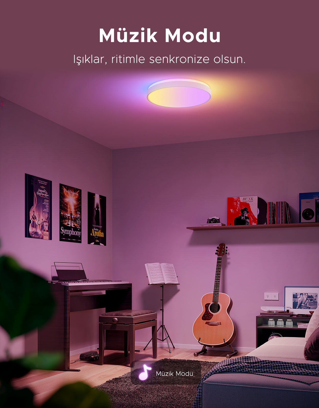 Piyano, gitar ve renkli ışıkların olduğu bir oda.