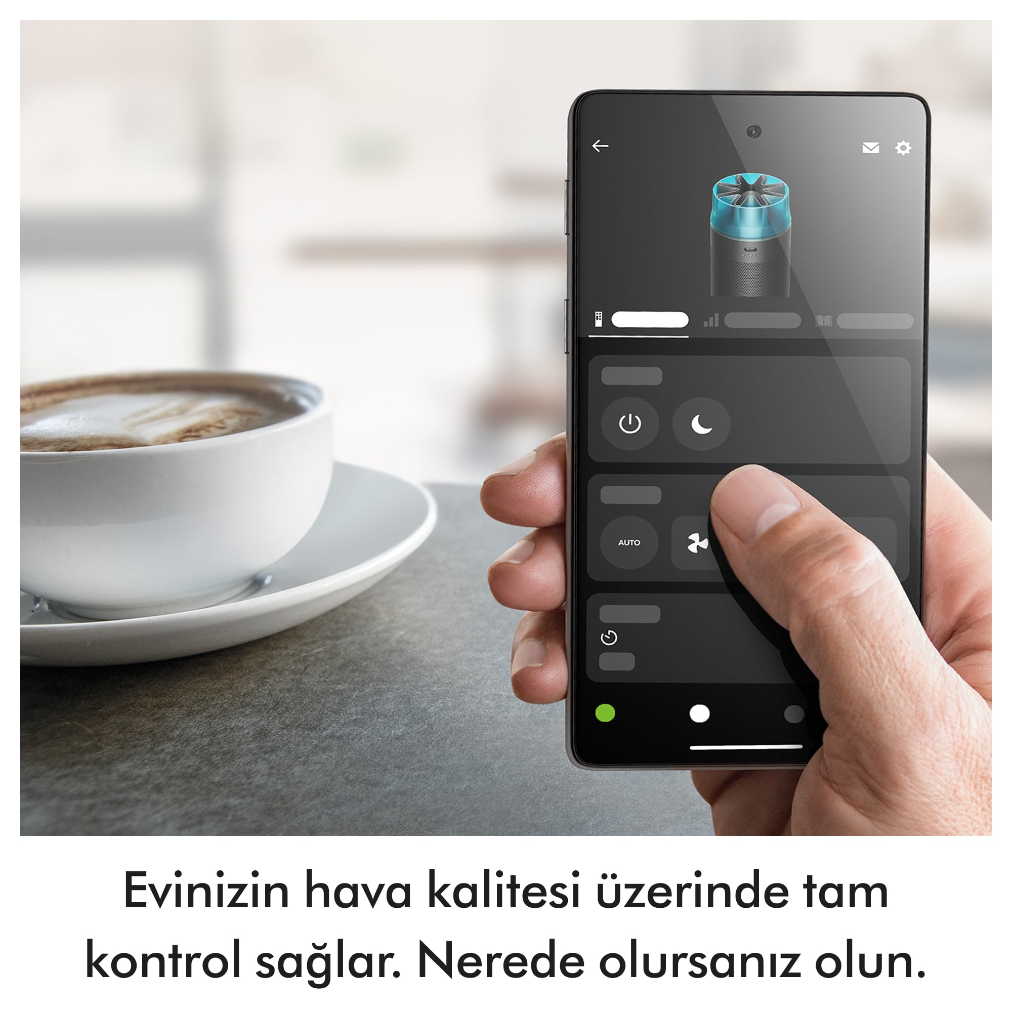 Bir el, hava kalitesi kontrol uygulaması ve cihazı gösteren telefonu tutuyor.