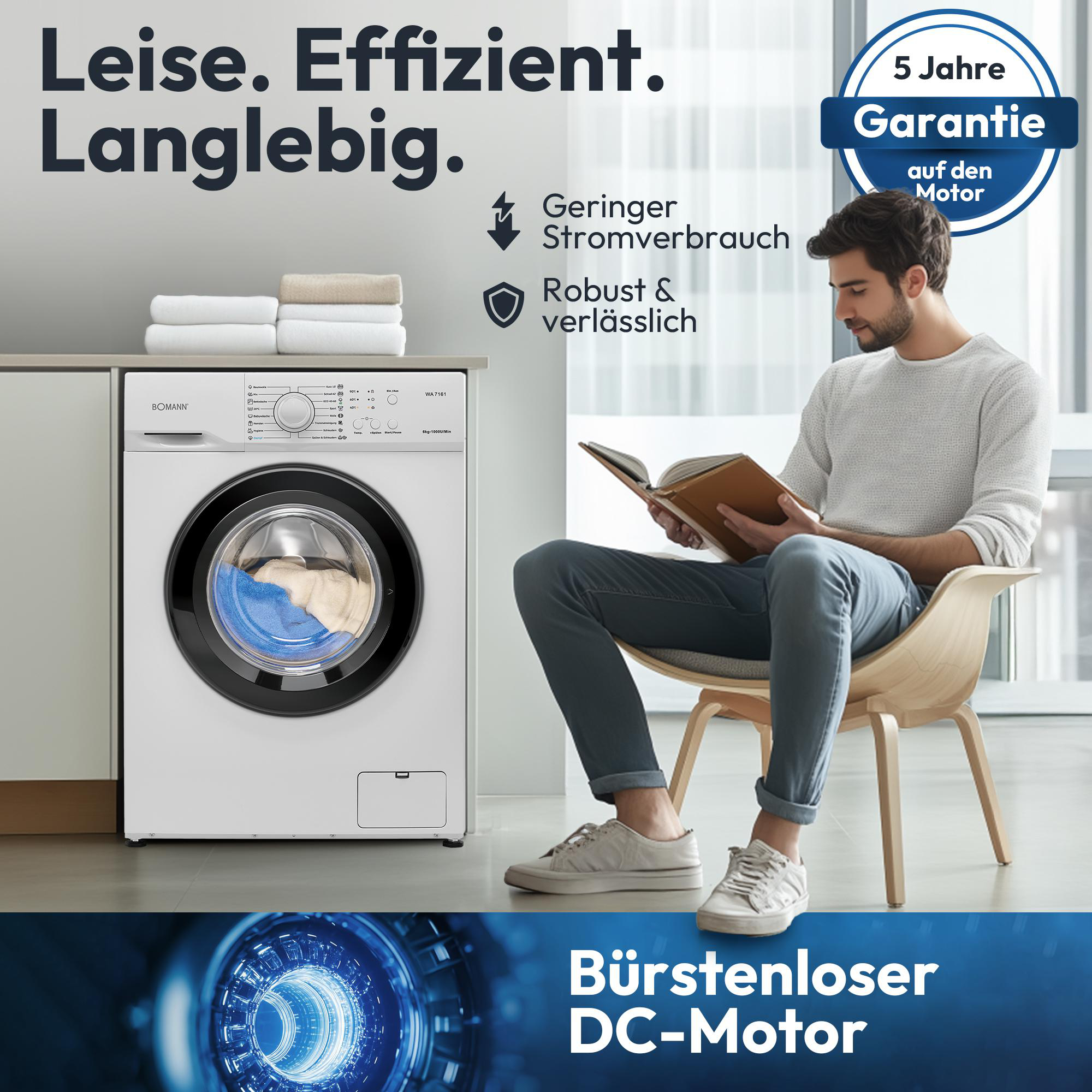 Eine weiße Waschmaschine mit laufendem Programm und ein Mann liest ein Buch.