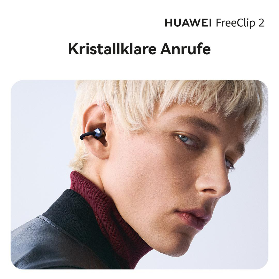 Ein Mann mit blonden Haaren trägt einen Ohrhörer.
