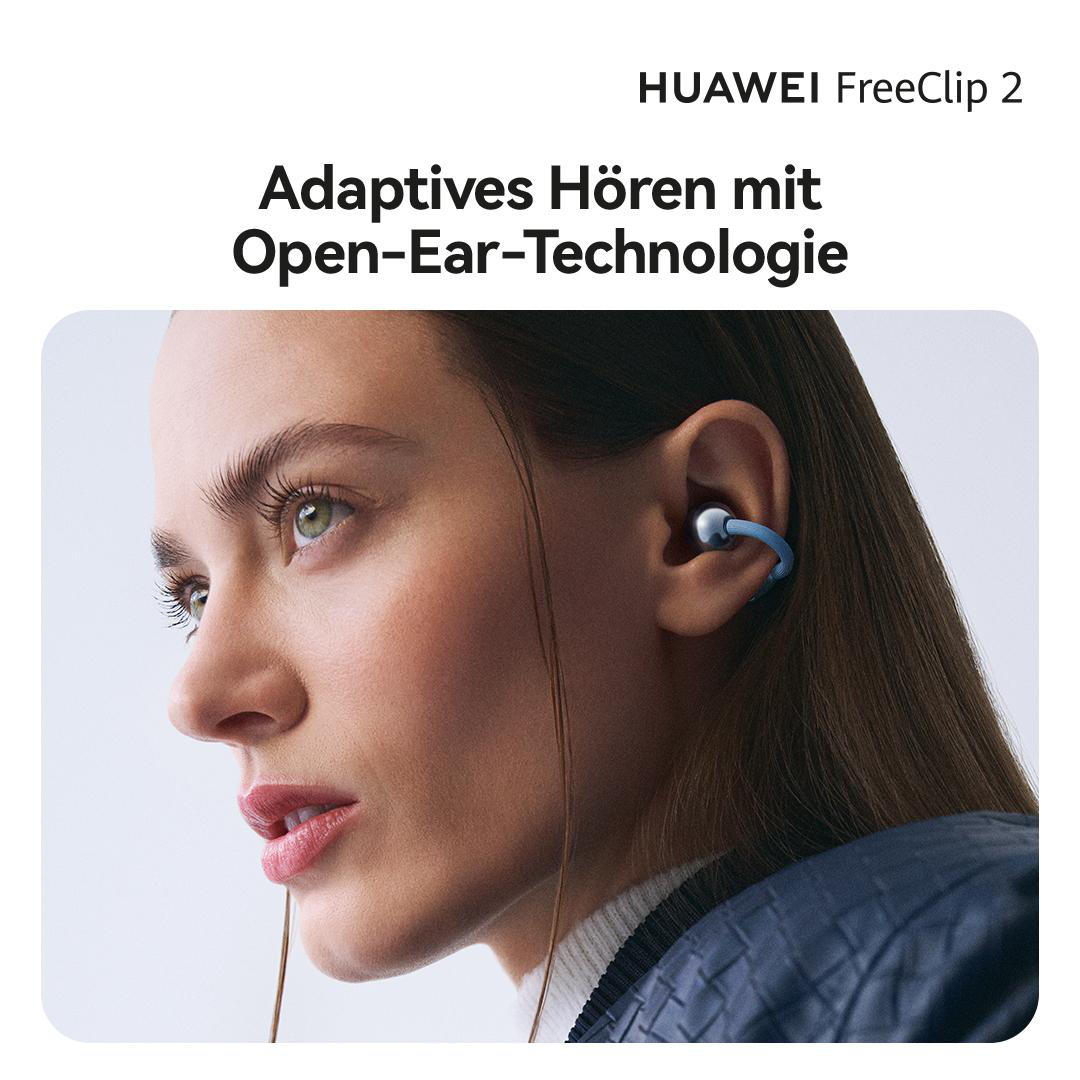 Nahaufnahme einer Frau mit Huawei FreeClip 2 Ohrhörern in Blau und Silber.