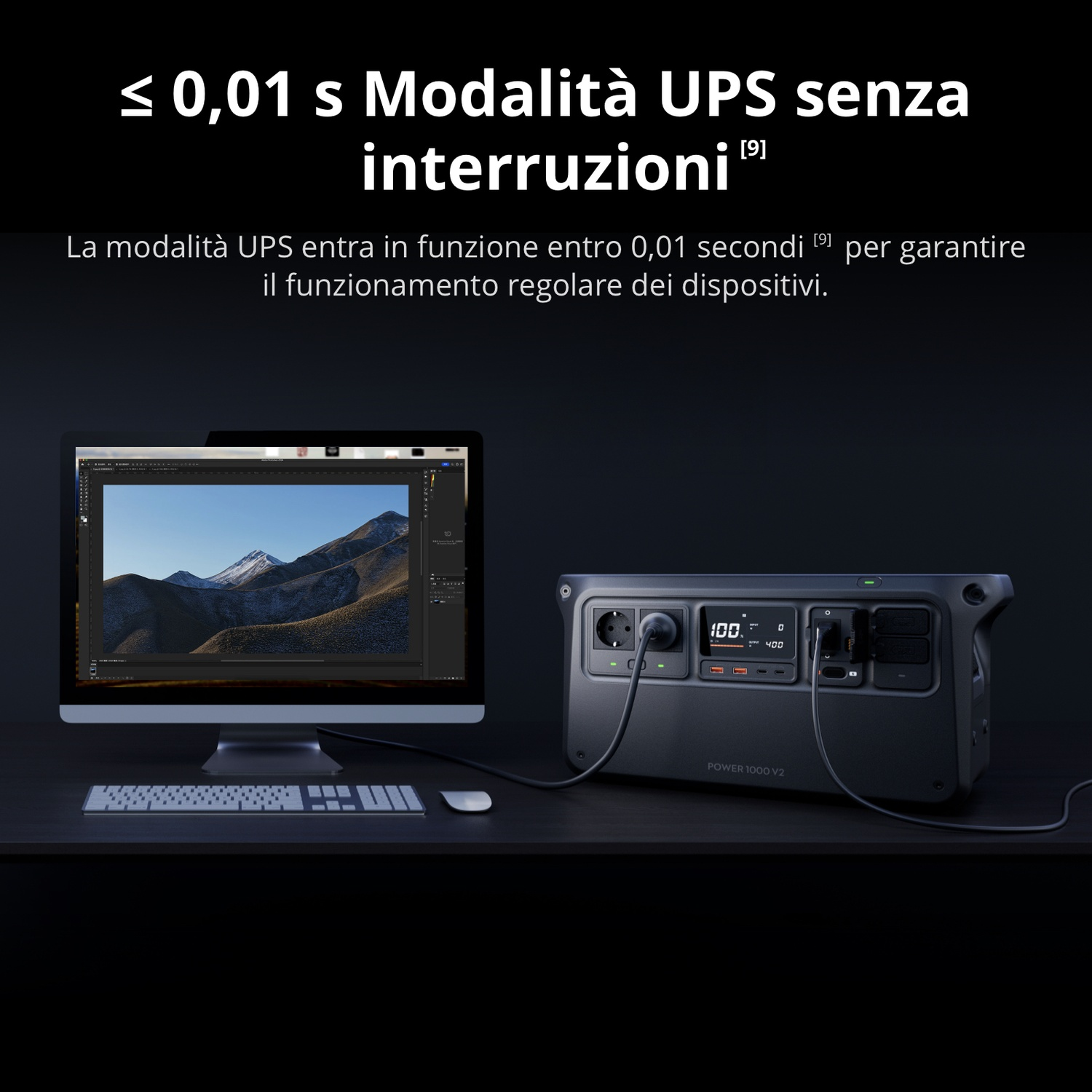 Scrivania con monitor, tastiera, mouse e power station. Testo su UPS.
