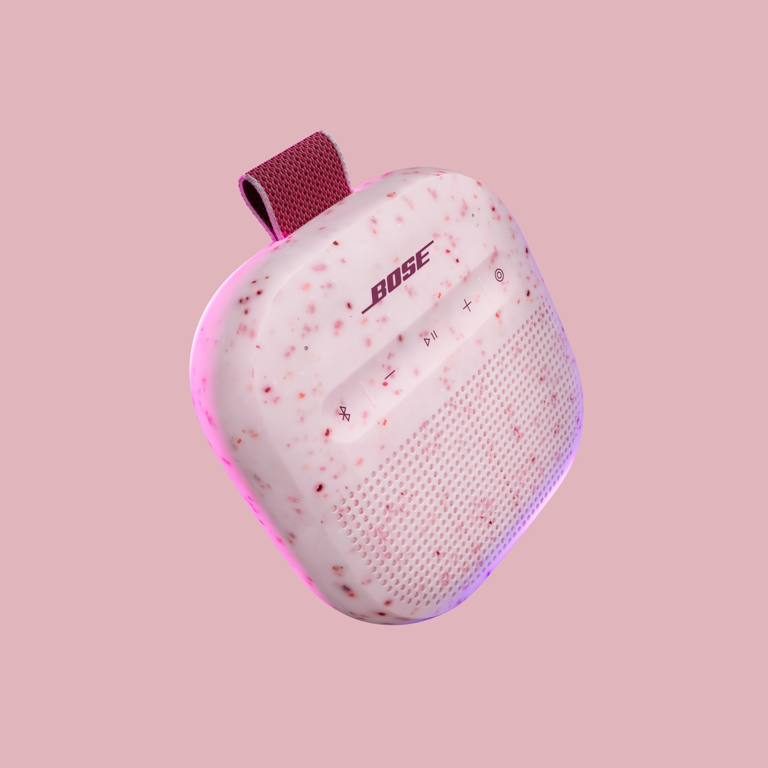 Un altoparlante Bose rosa con design maculato su sfondo rosa.
