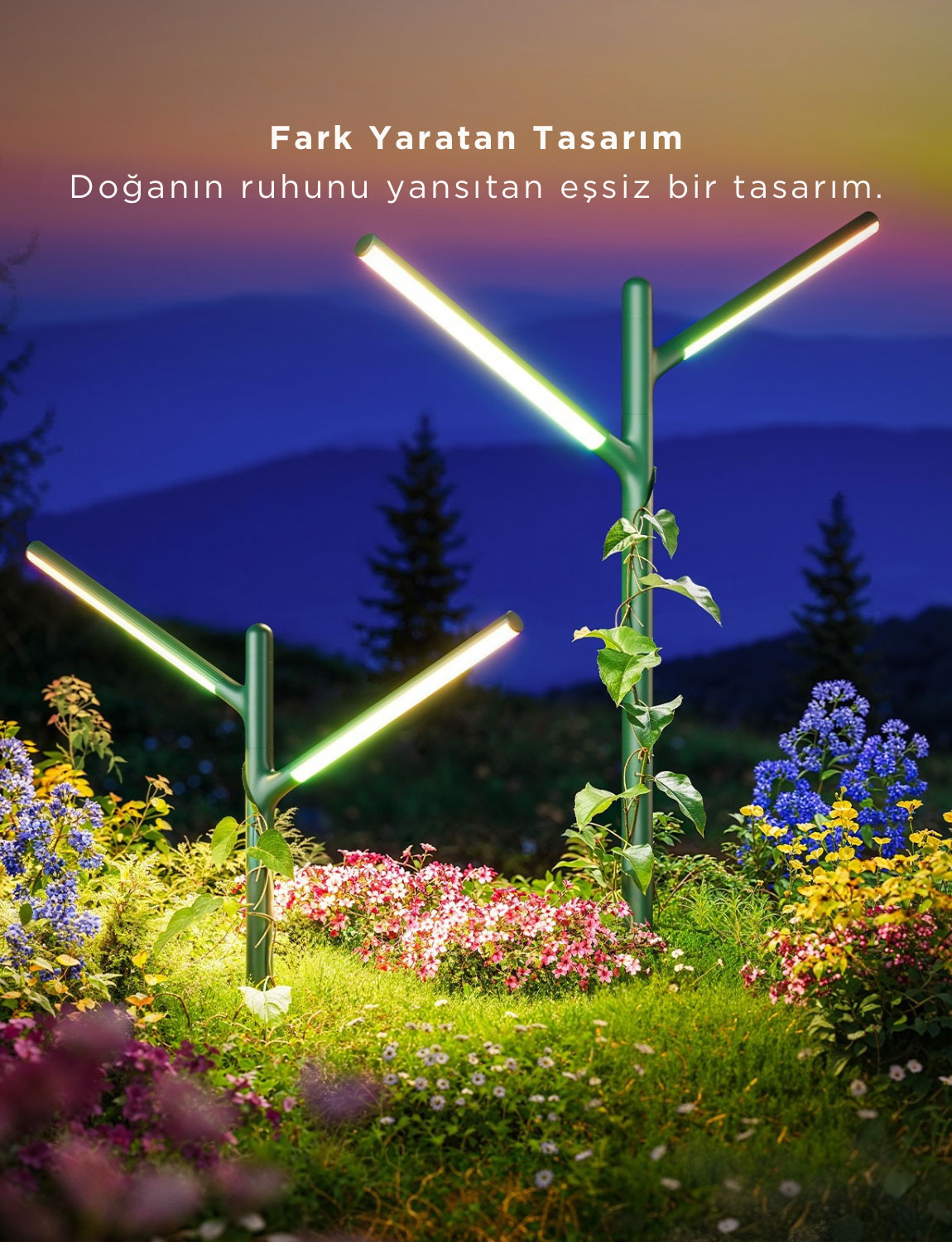 Geceleri çiçekli ve çimli bir bahçede iki yeşil aydınlatma direği.