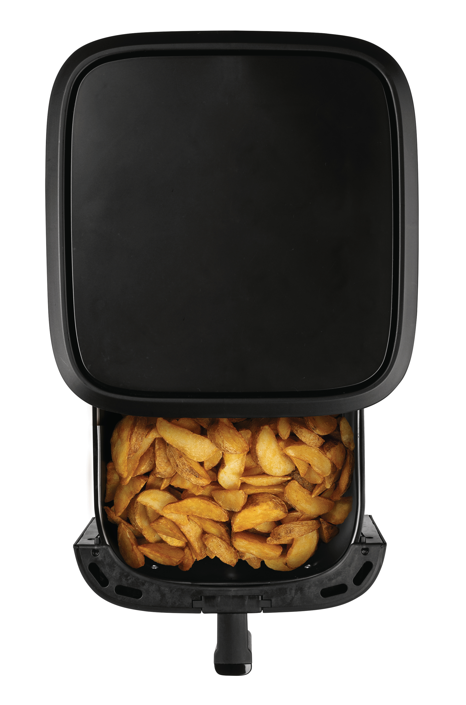 Ein schwarzer Airfryer mit einem Korb voller goldbrauner Kartoffelspalten.