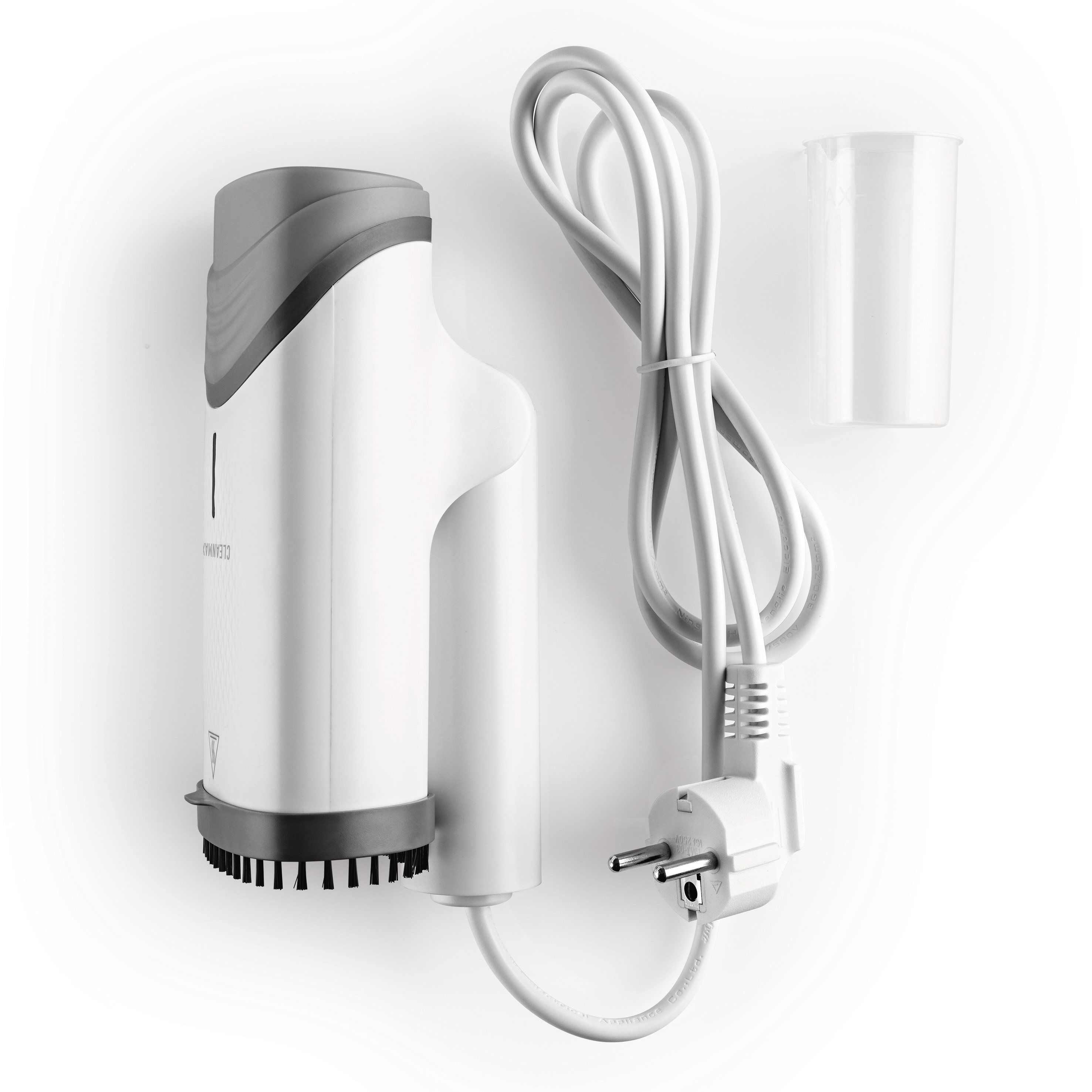 Ein weißer Dampfglätter mit Kabel und Messbecher auf weißem Hintergrund.