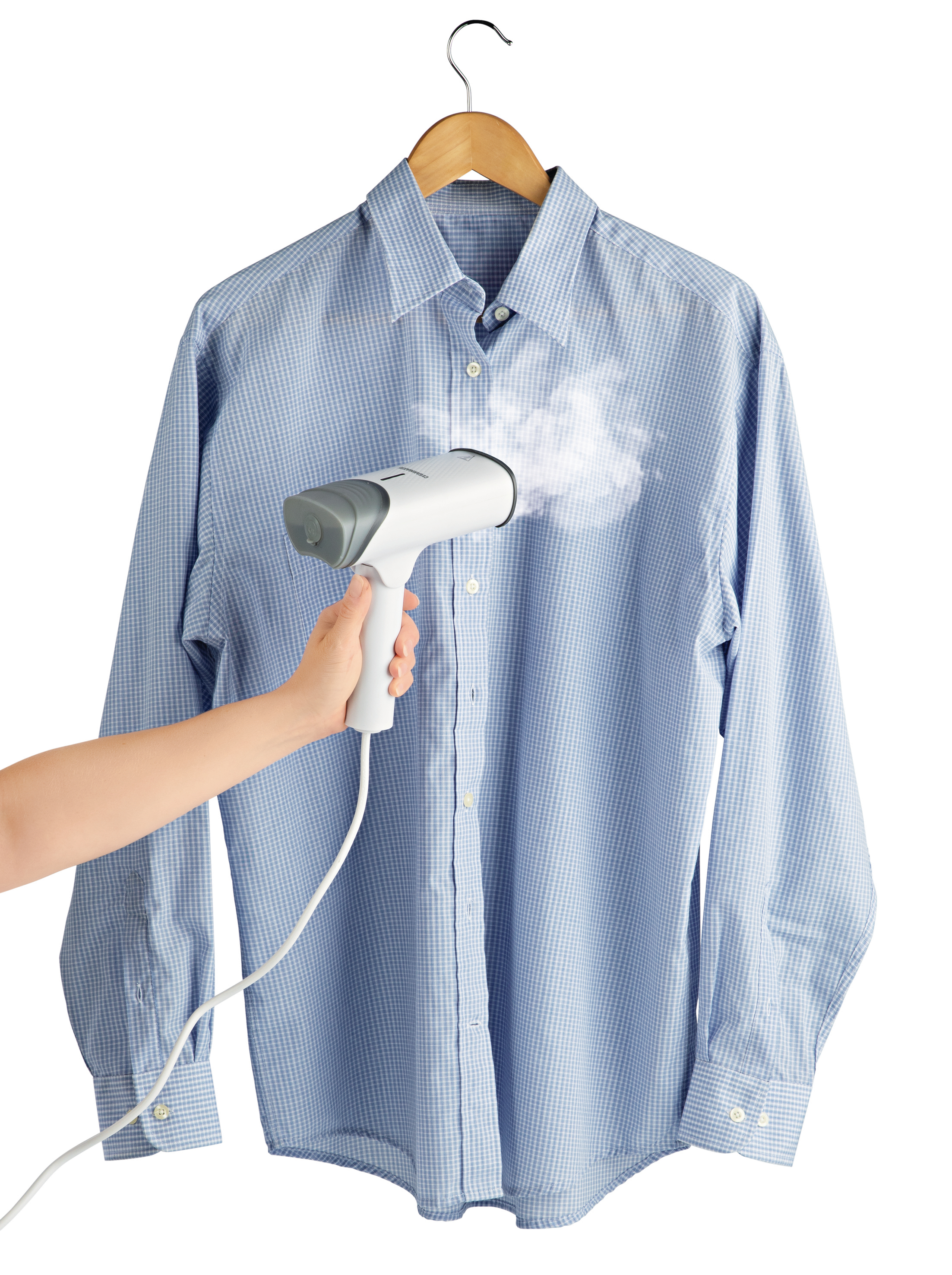 Ein Handheld-Dampfer glättet ein blau kariertes Hemd, das an einem Kleiderbügel hängt.