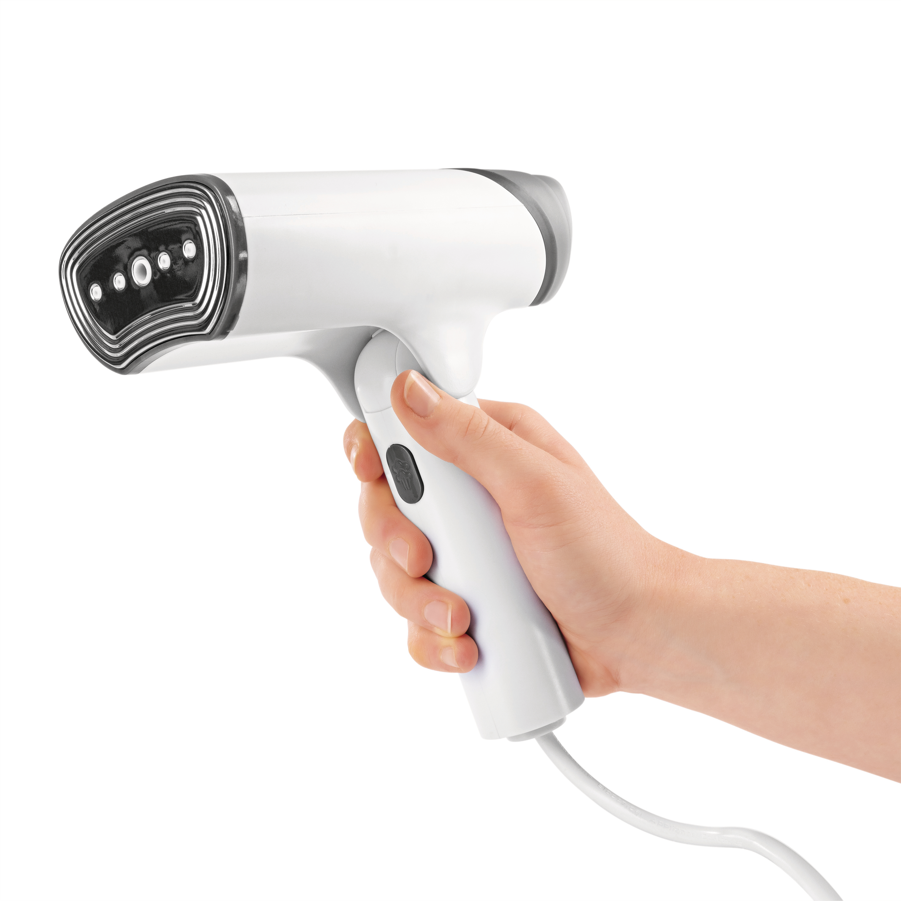 Eine Hand hält einen weißen Dampfglätter mit grauem Akzent und Kabel.