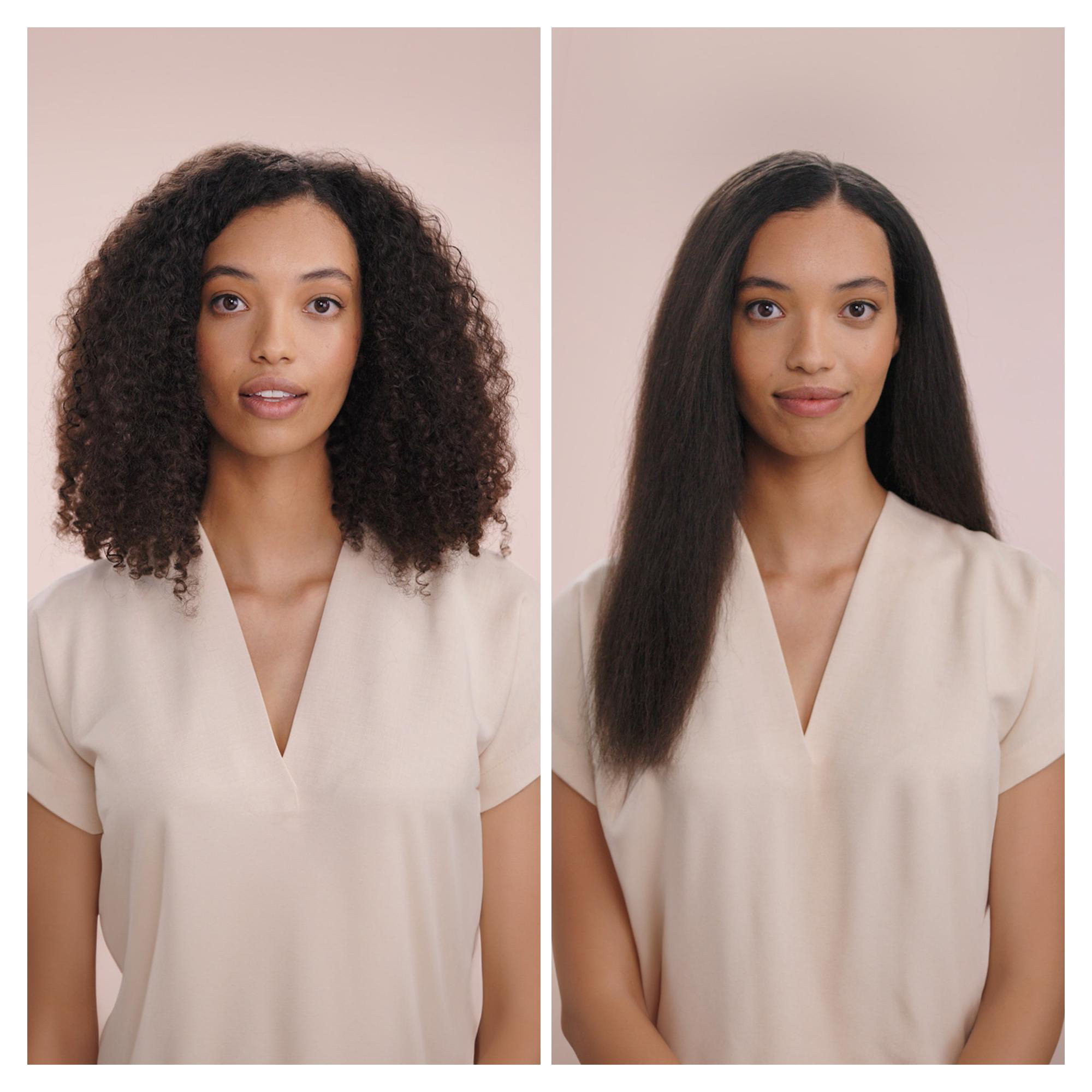 Frau mit lockigem Haar links, glattem Haar rechts, beide tragen beige Kleidung.