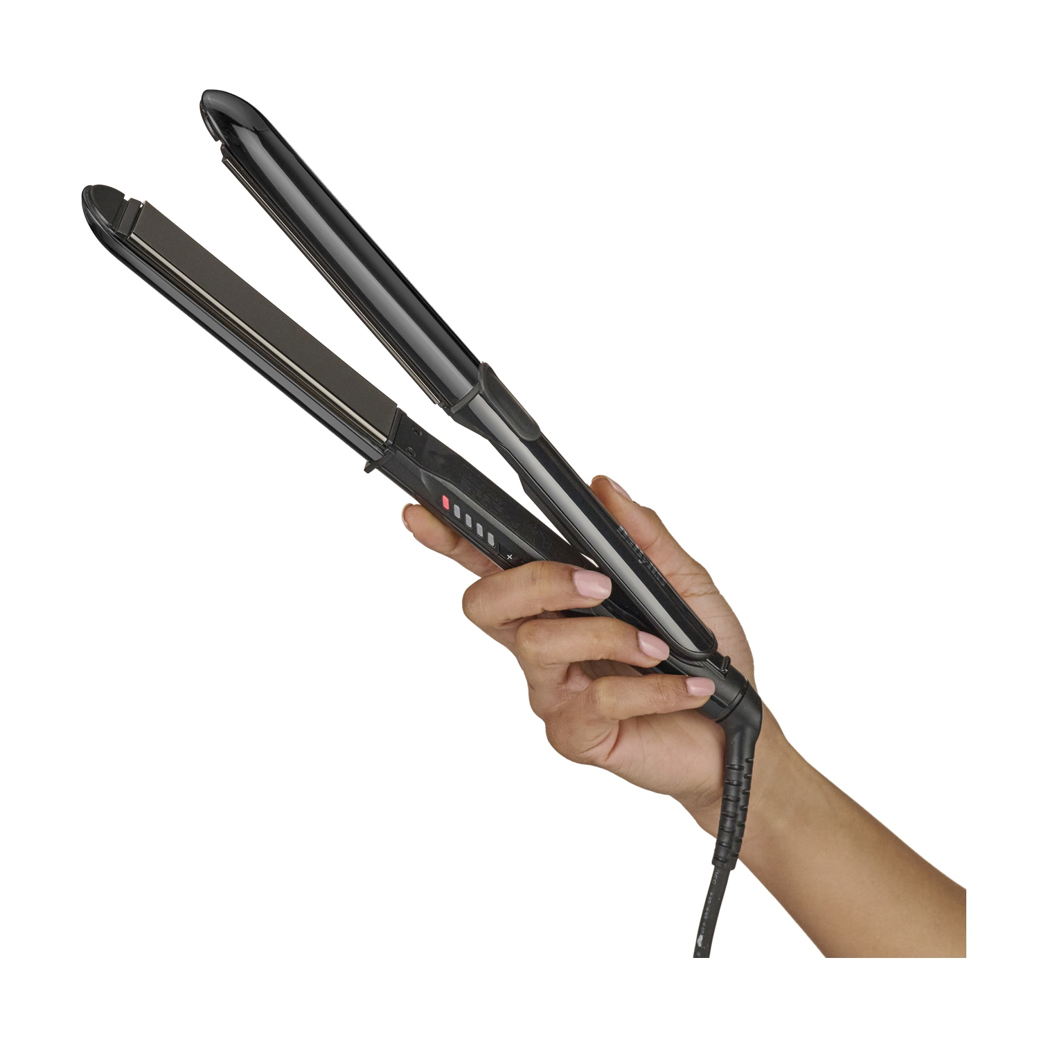 Una mano tiene una piastra per capelli nera aperta con spie rosse.