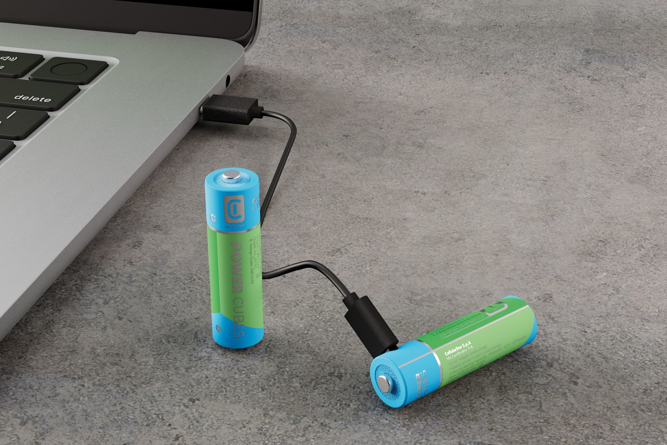 Dos baterías verdes y azules conectadas a una laptop.