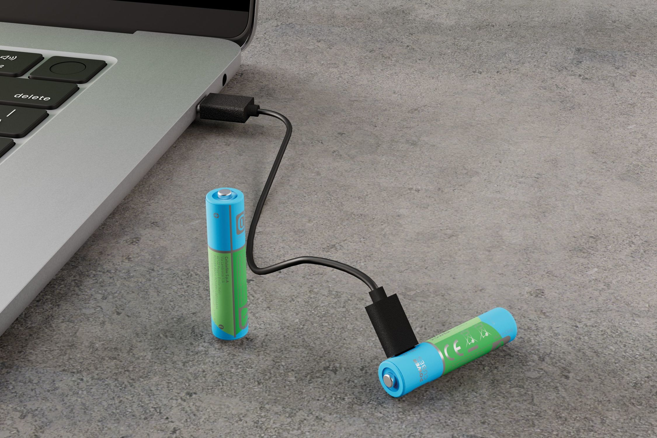 Dos pilas AA se cargan mediante un cable USB a un portátil.