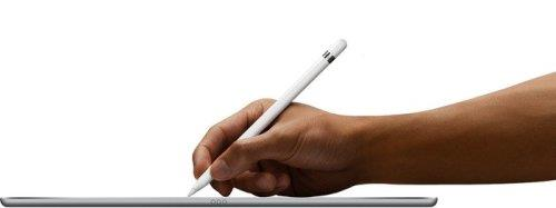 Una mano sostiene un lápiz óptico blanco sobre una tableta.