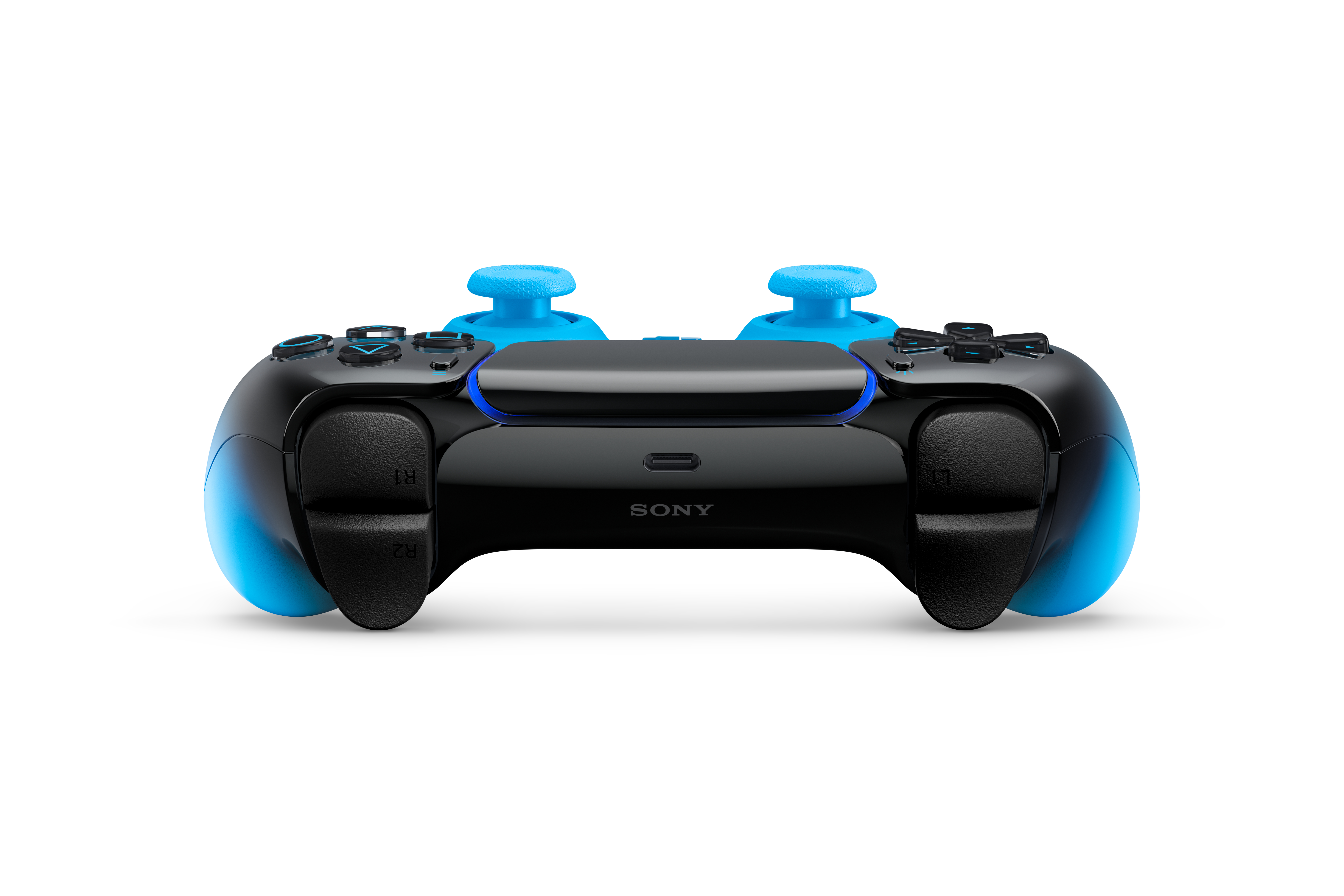 Schwarzer Controller mit blauen Akzenten und Joysticks auf weißem Hintergrund.