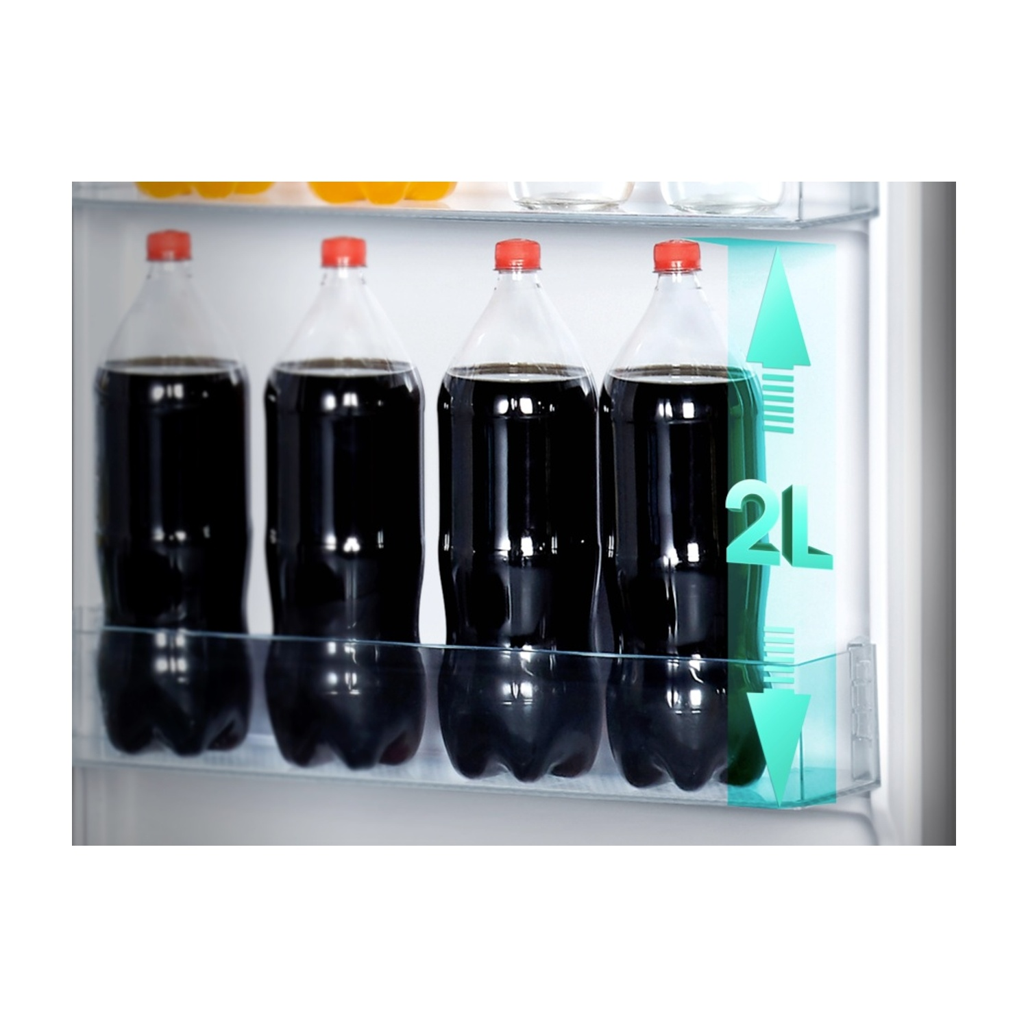 Quattro bottiglie da 2L di liquido scuro su uno scaffale del frigorifero.