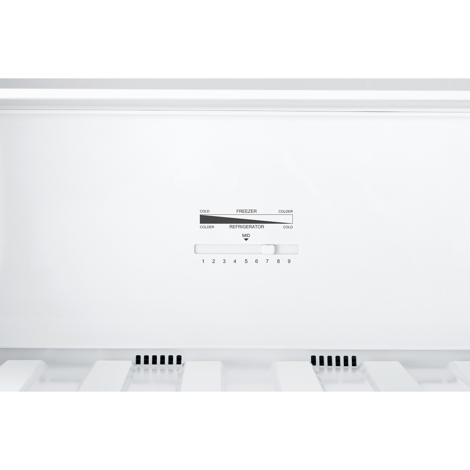 Interno bianco del frigorifero con manopola di controllo temperatura impostata su 4.