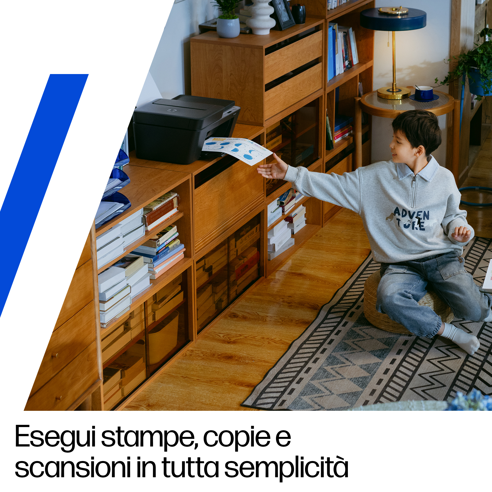 Un ragazzo prende un foglio da una stampante in una stanza con scaffali.